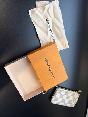 Never worn Louis Vuitton keys and card holder pouch authentic with box and bag
